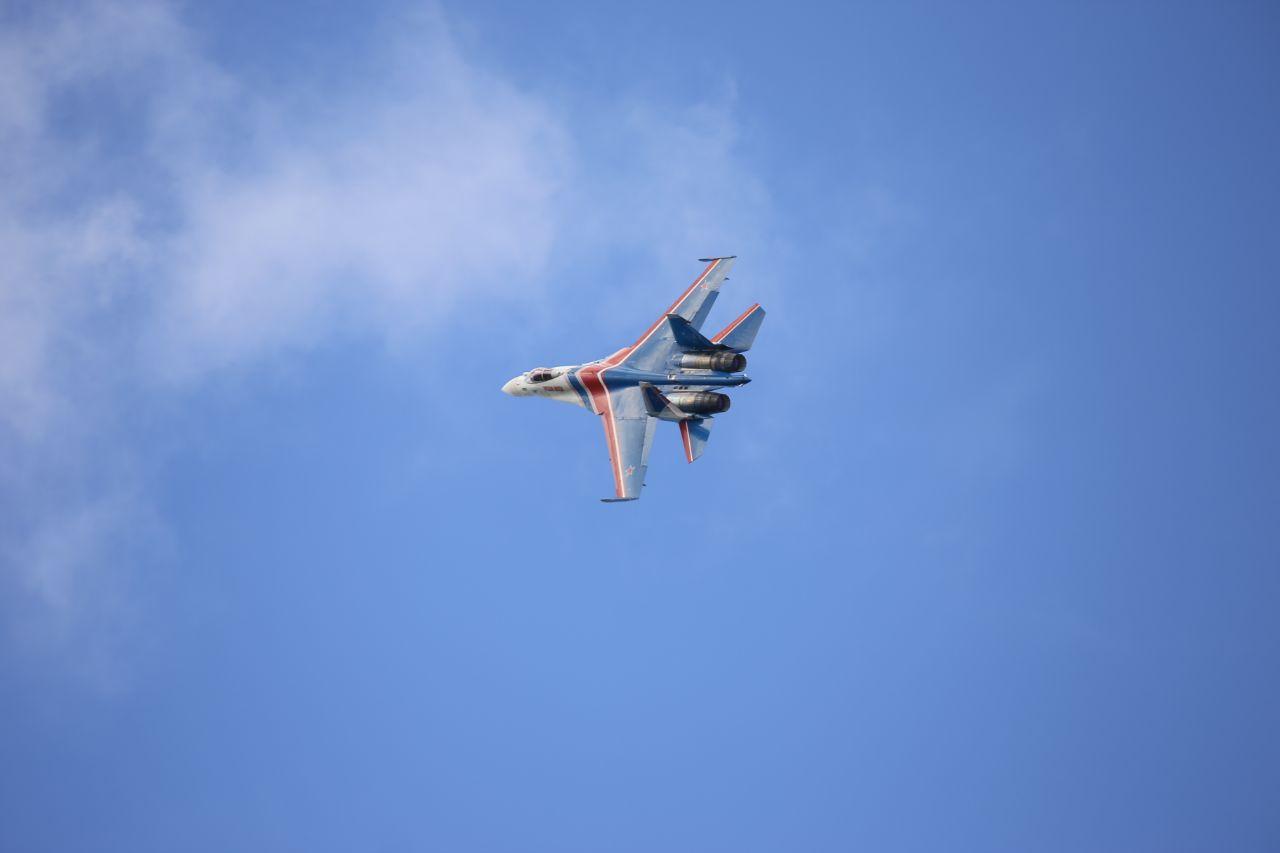 Фото В Новосибирске завершилось грандиозное авиашоу: завораживающие кадры самолётов и вертолётов в небе 4